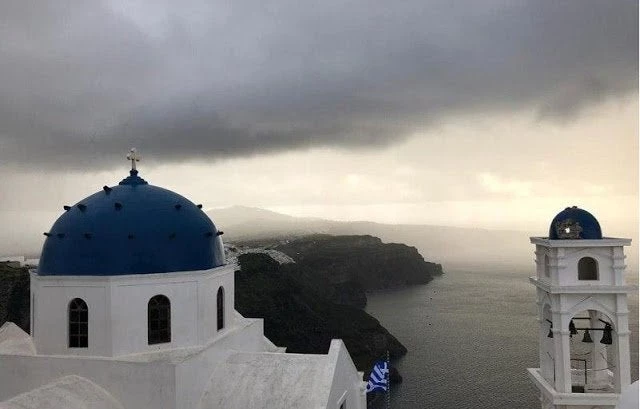 Σοβαρές ζημιές σε εκκλησία στη Σαντορίνη – Κεραυνός σημάδεψε καμπαναριό και άνοιξε τρύπα (upd)